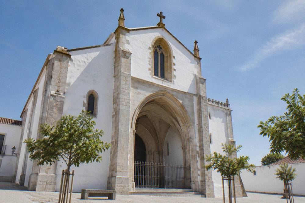 The Gothic interior of the Igreja de São Francisco in Évora, with a wide single nave and a stone roof