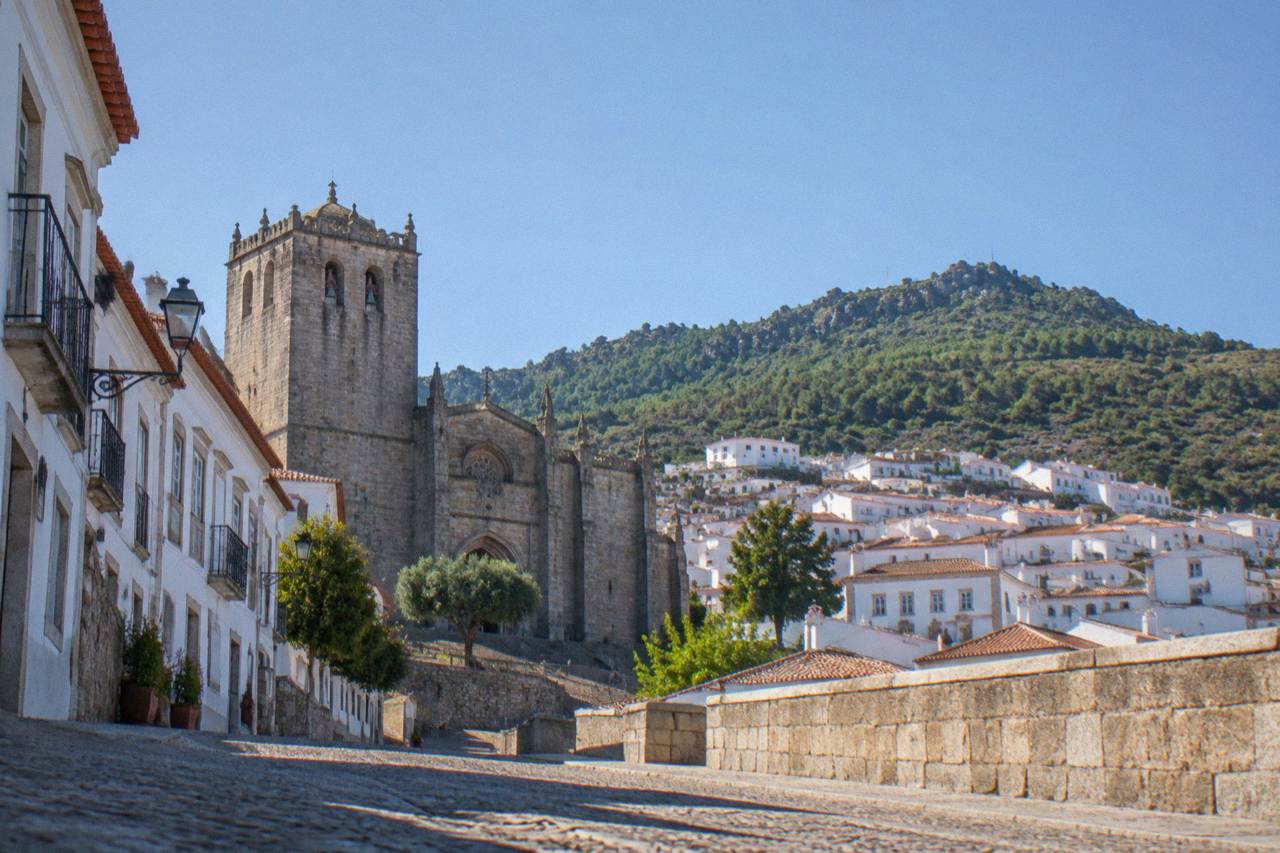 Whitewashed houses of Portalegre on a hillside with the Serra de São Mamede rising behind the town