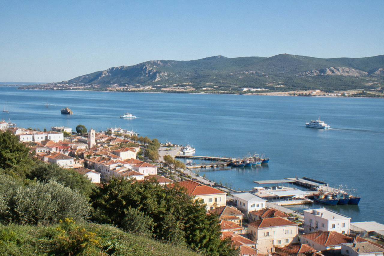 A view over the Sado estuary from a hillside, with the city of Setúbal and boats along the waterfront below