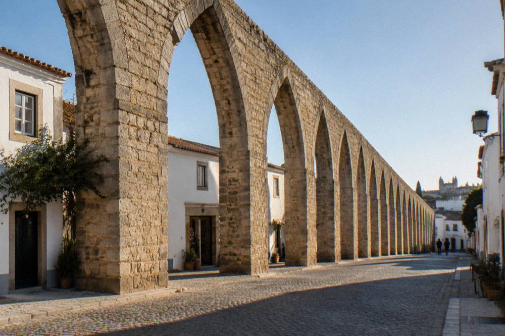 Arch of the Água de Prata aqueduct passing between houses in Évora