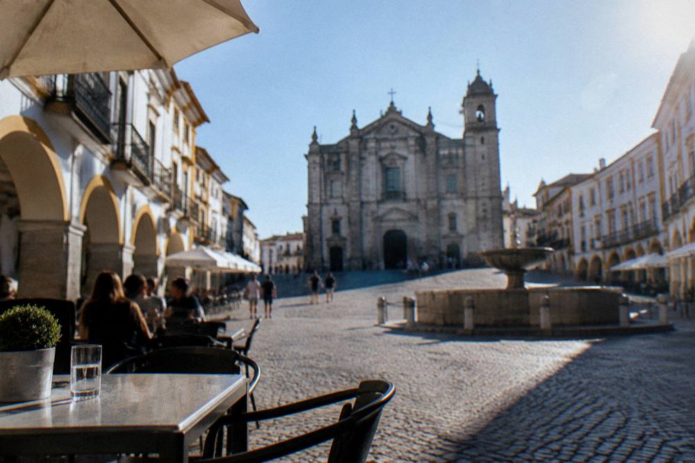 Tourist information office sign above an arched doorway on Praça do Giraldo in Évora