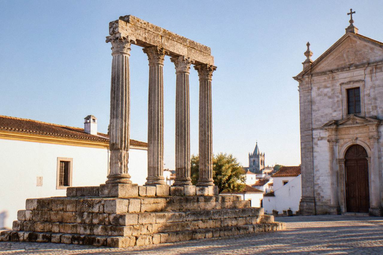 The Roman temple and white-walled historic centre of Évora under a clear Alentejo sky